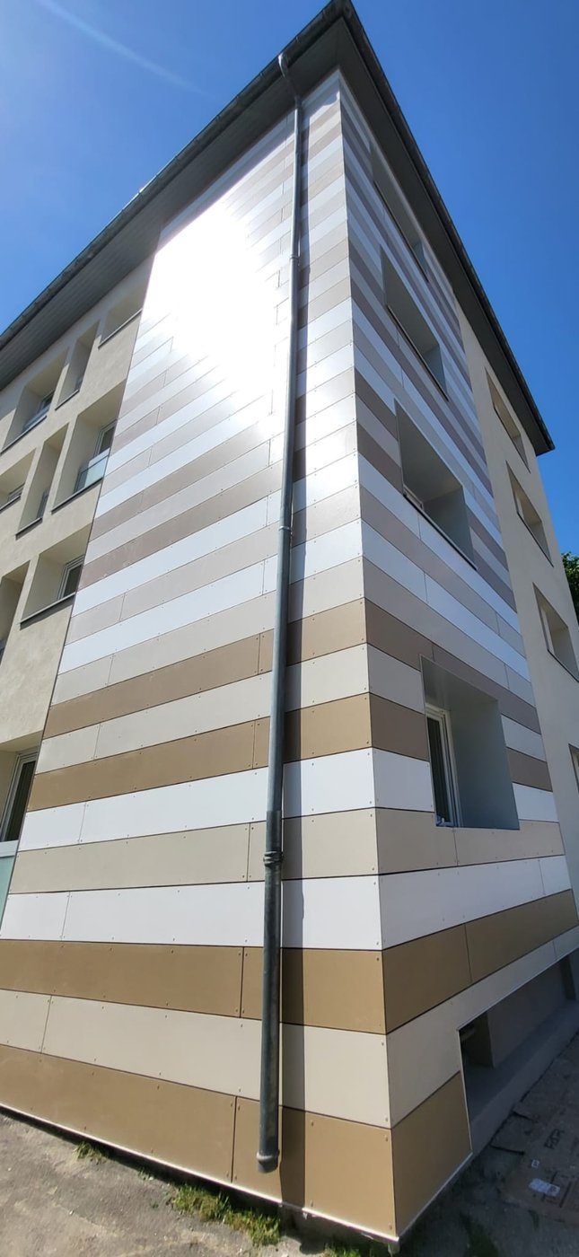 Bardage décoratif rayé beige et blanc avec découpe sur mesure