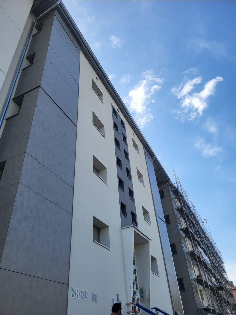Façade livrée avec habillages en bardage gris